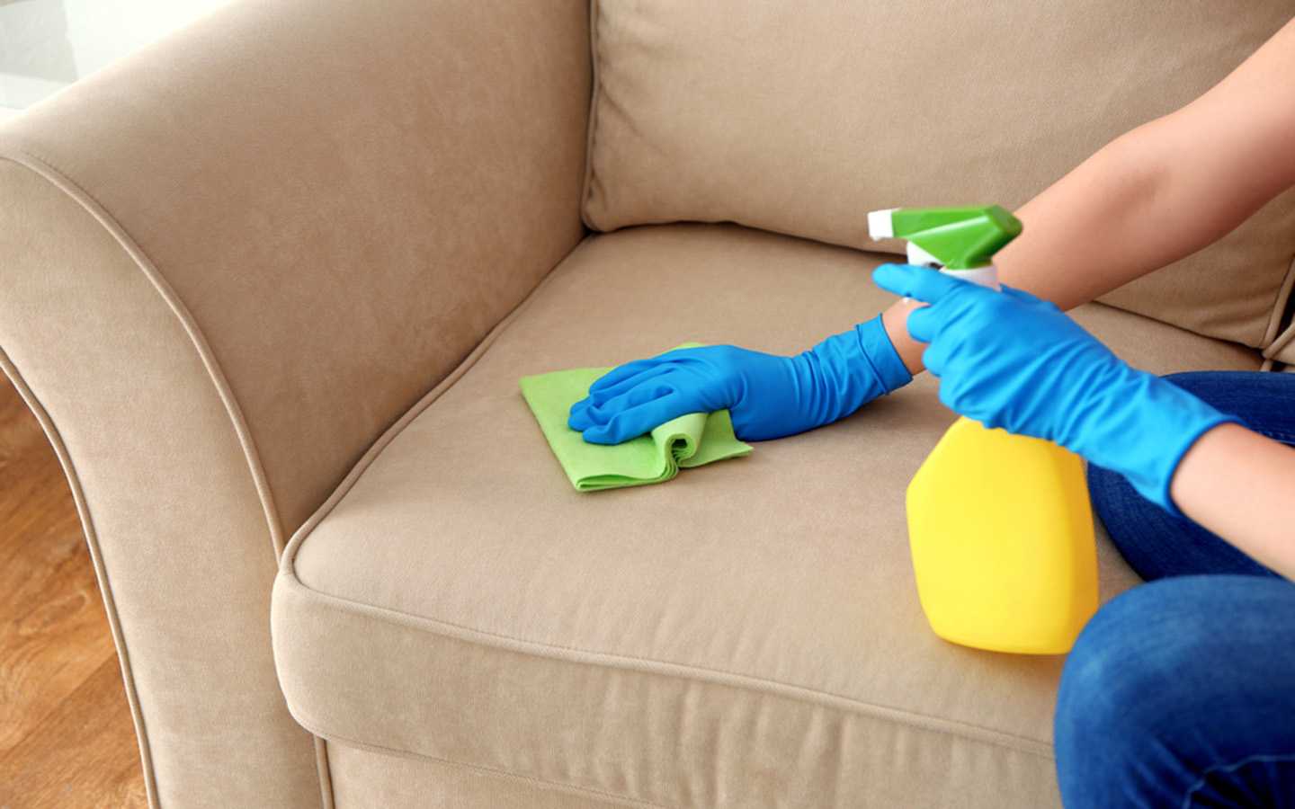 Рекомендации, как почистить мягкую мебель в домашних условиях