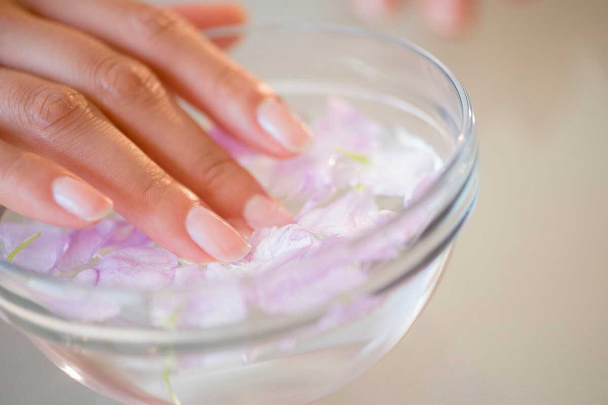 Ногти слоятся что делать в домашних условиях. Крепкие ногти. Ванночка для ногтей. Желатиновые ванночки для ногтей. Солевые ванночки для ногтей.