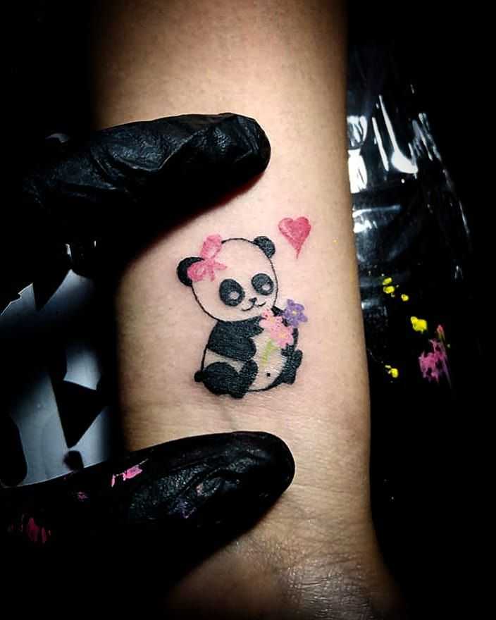 Тату Панда: 100 лучших эскизов для девушек и мужчин, значение, фото Тату панда на руке, запястье, ноге, шее, бедре Красивое тату панда геометрия, красная панда, злая панда Стильная маленькая татуировка панды