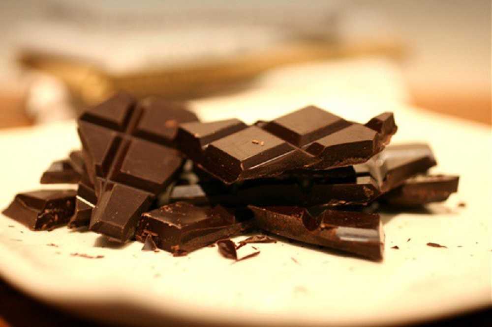 Пятна от шоколада. Пятна шоколада. Пятно от шоколада. Шоколадное пятнышко. Следы шоколада.
