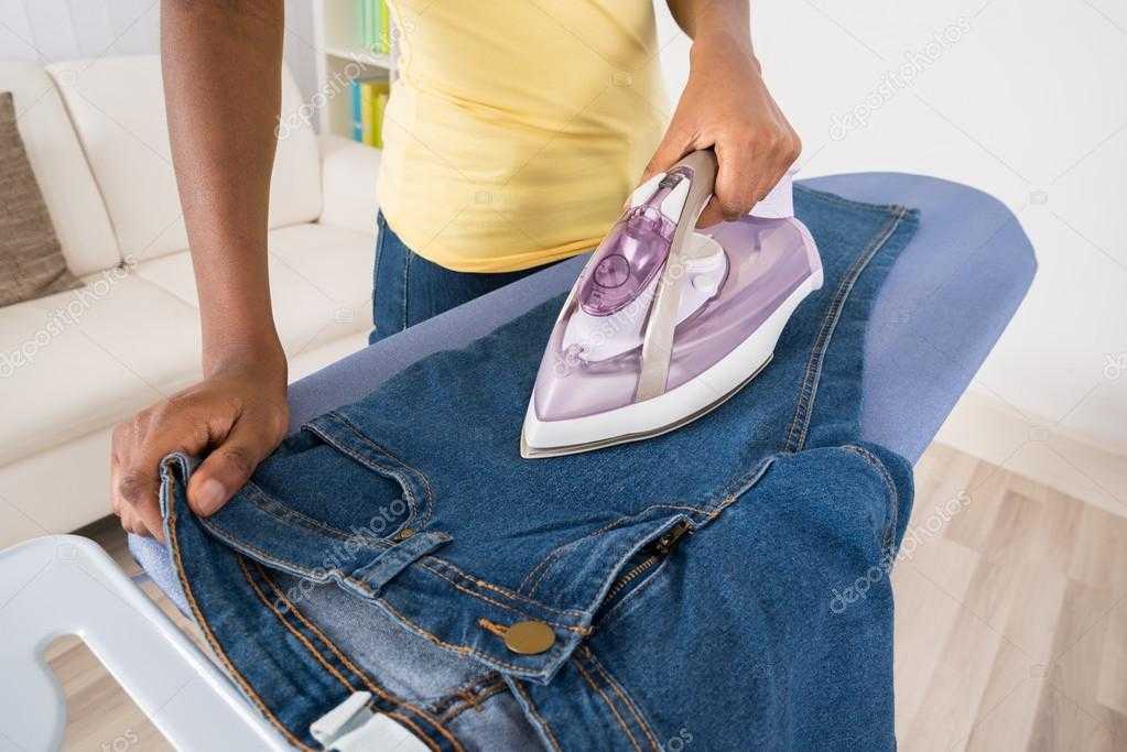 Как быстро высушить джинсы, штаны после стирки дома?
