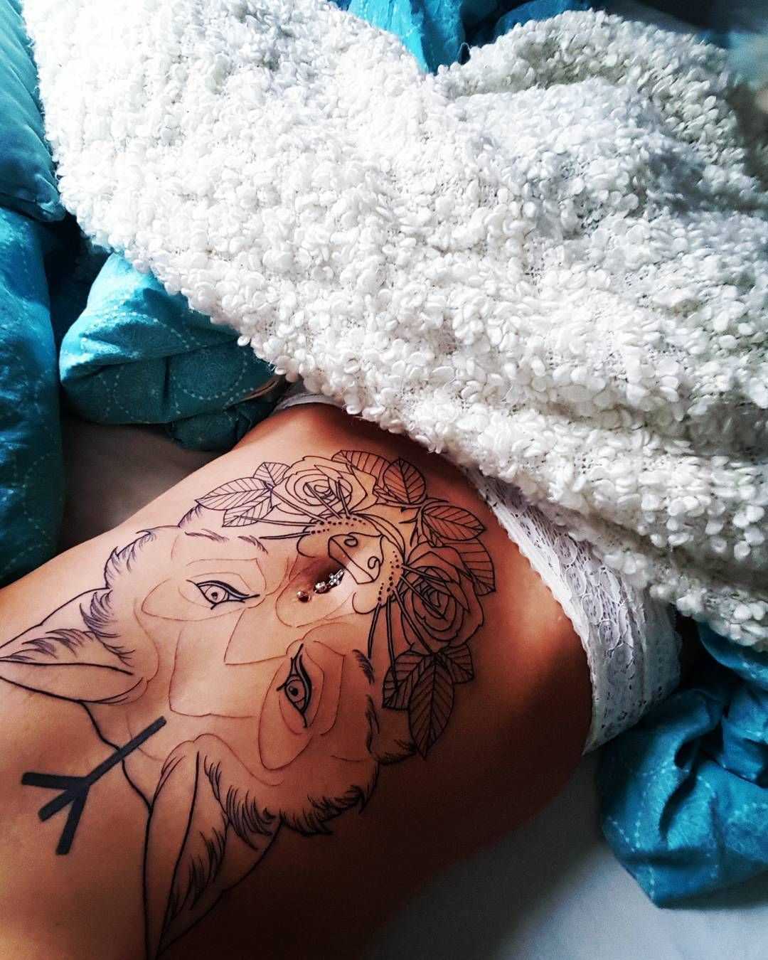 Эскизы татуировок для девушек на бедре, популярные варианты