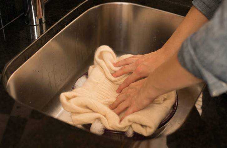 Как постирать одеяло из овечьей шерсти в стиральной машине, вручную, сухой чисткой?