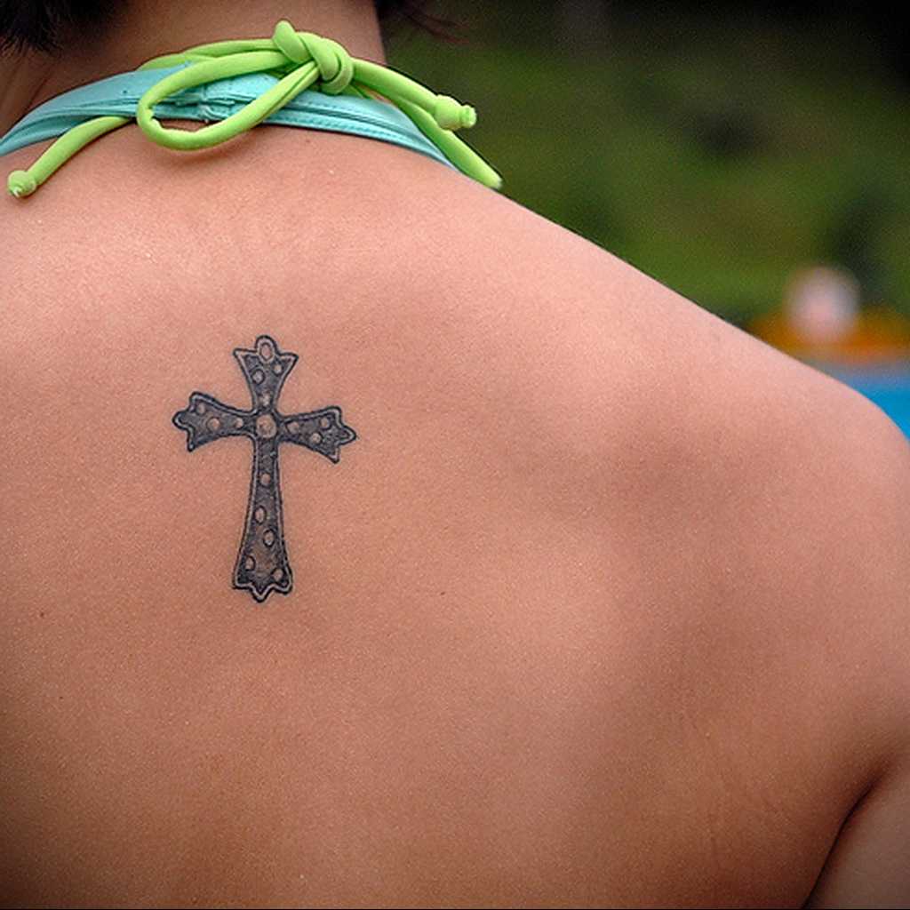 Тату крест на спине у девушек