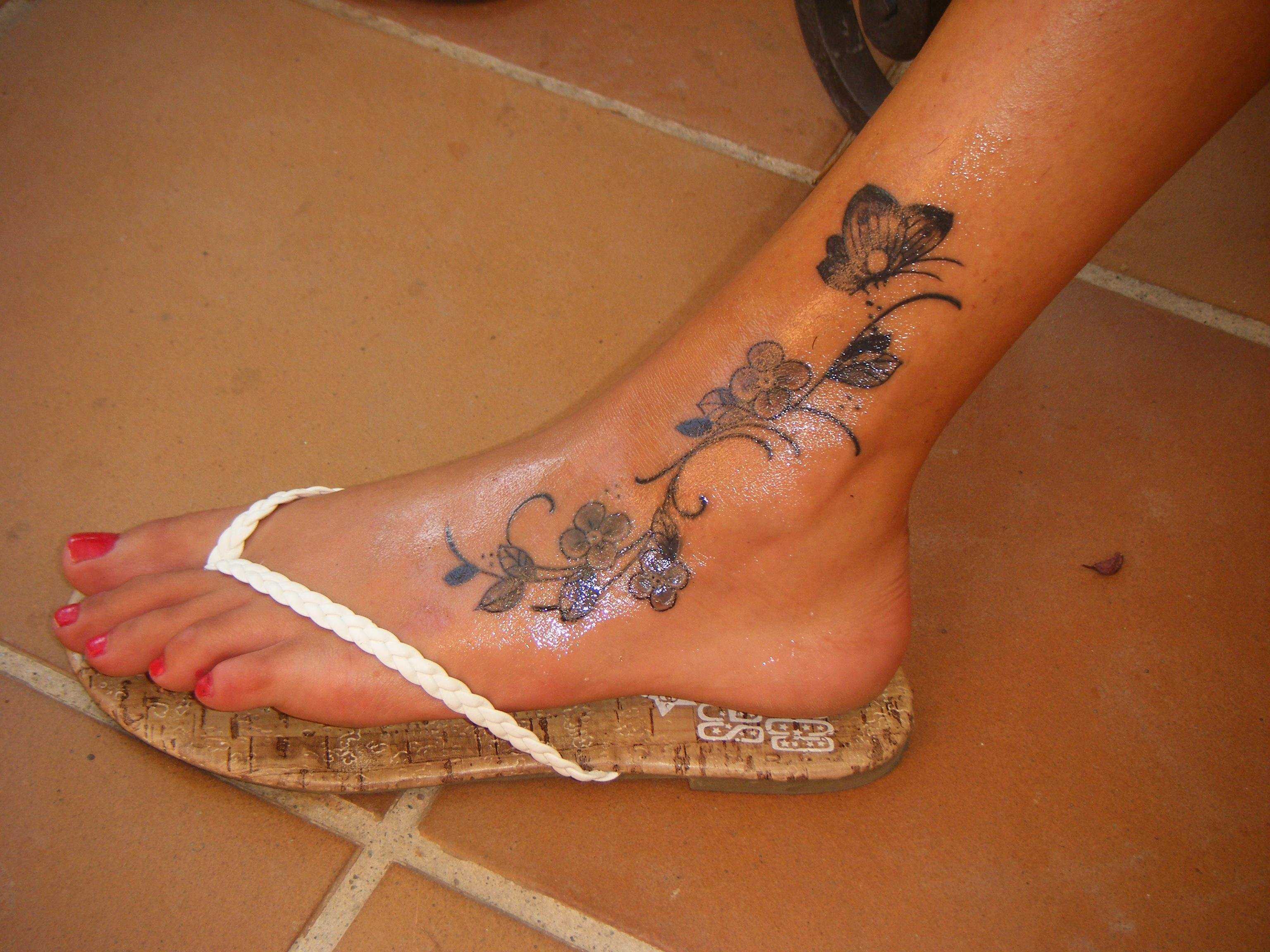 Татуировки на ноге для девушек: лучшие варианты 2022