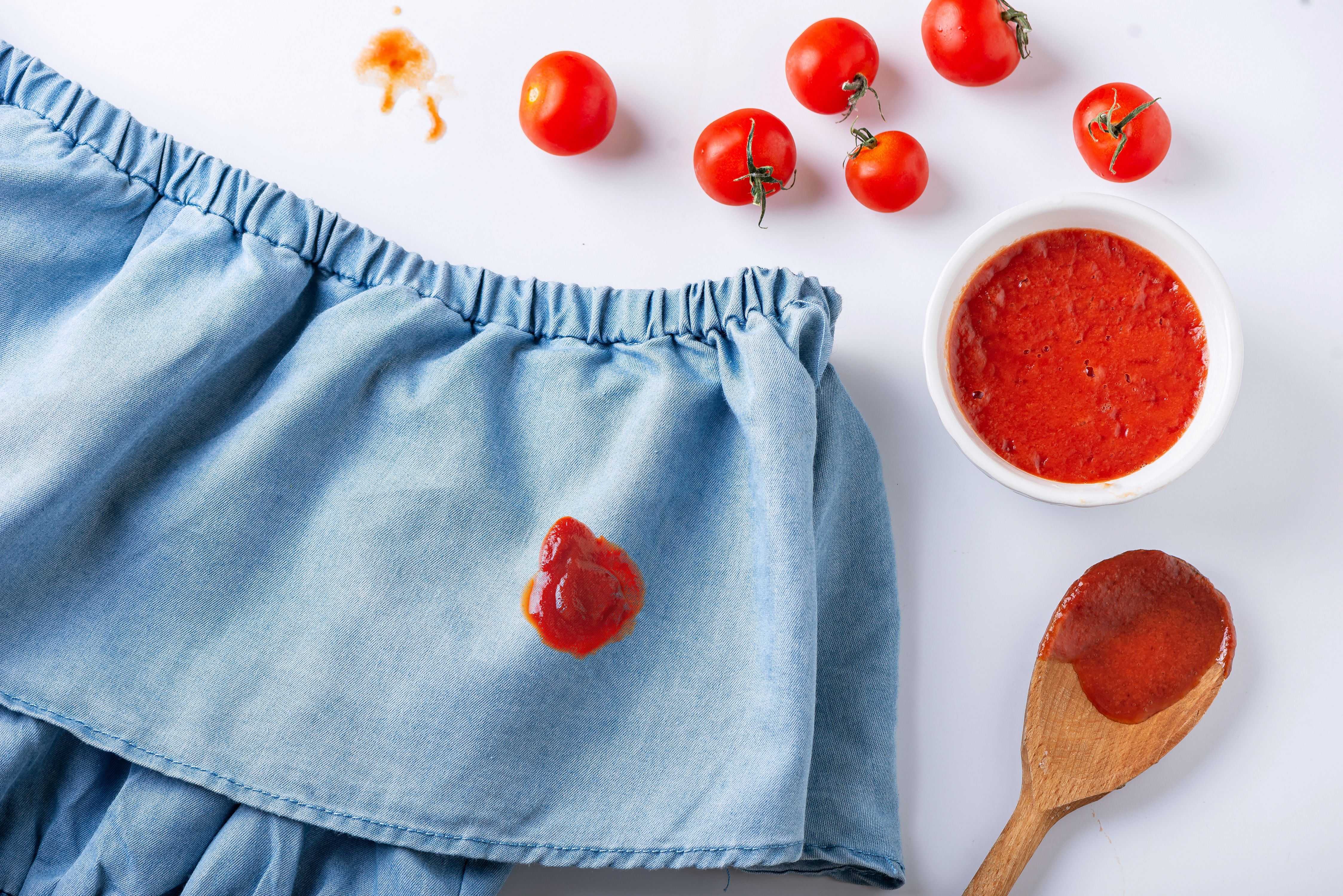 Как отстирать пятно от помидора с белой и цветной одежды