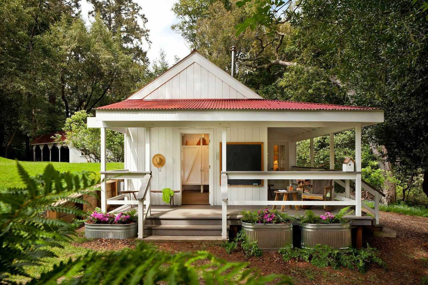 Небольшие дачные домики: 100 фото красивых вариантов Проекты небольших дачных домиков Как построить небольшой дачный домик своими руками