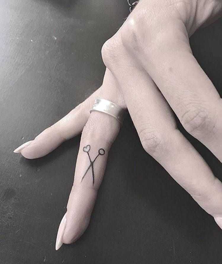 Татуировки на пальцах рук у девушек со значением: 100 идей с фото Что означают татуировки на пальцах рук Самые красивые тату для девушек на пальцах рук