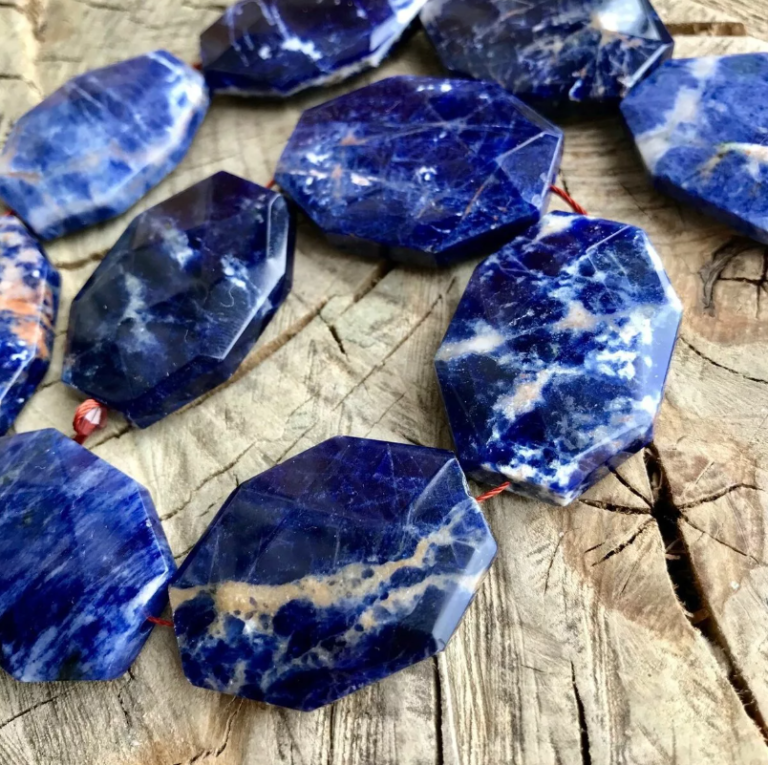 Голубой камень: как называется, драгоценные, полудрагоценные