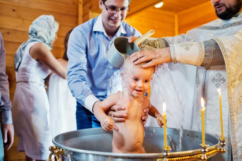 Можно ли стирать крестильную рубашку после крещения: что делать с набором