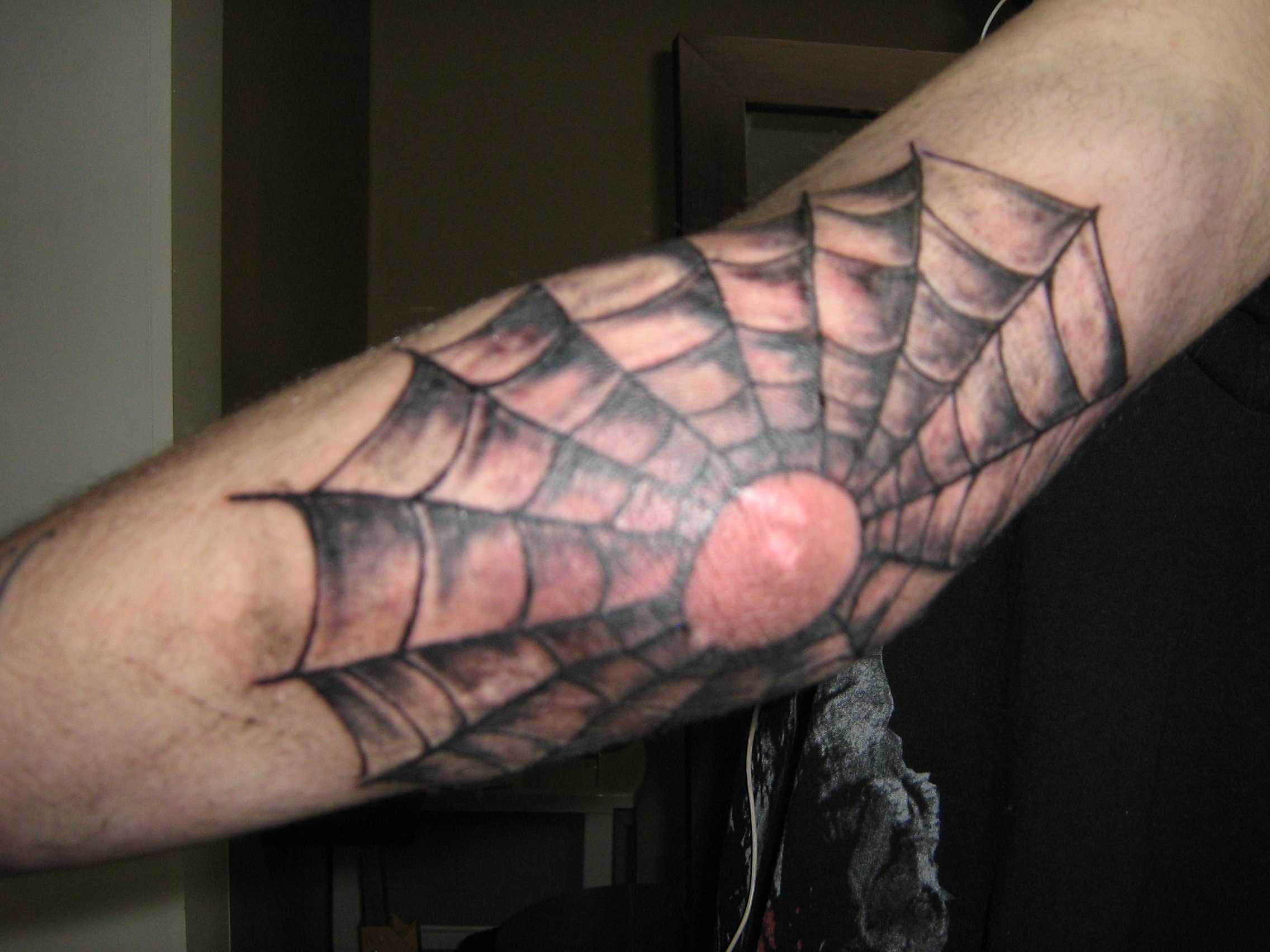 Фото татуировки паутина на локте