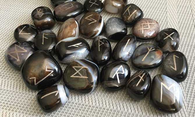 Чёрный агат: фото, описание, магические свойства камня, кому из знаков зодиака подходит
