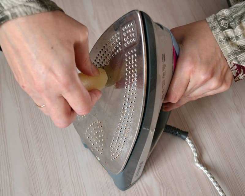 Как очистить утюг от пригоревшей ткани в домашних условиях: керамика (средства)