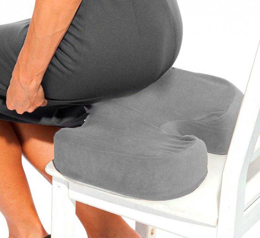 Подушки на стулья: советы по выбору, описание моделей от ортопедических до стильных
