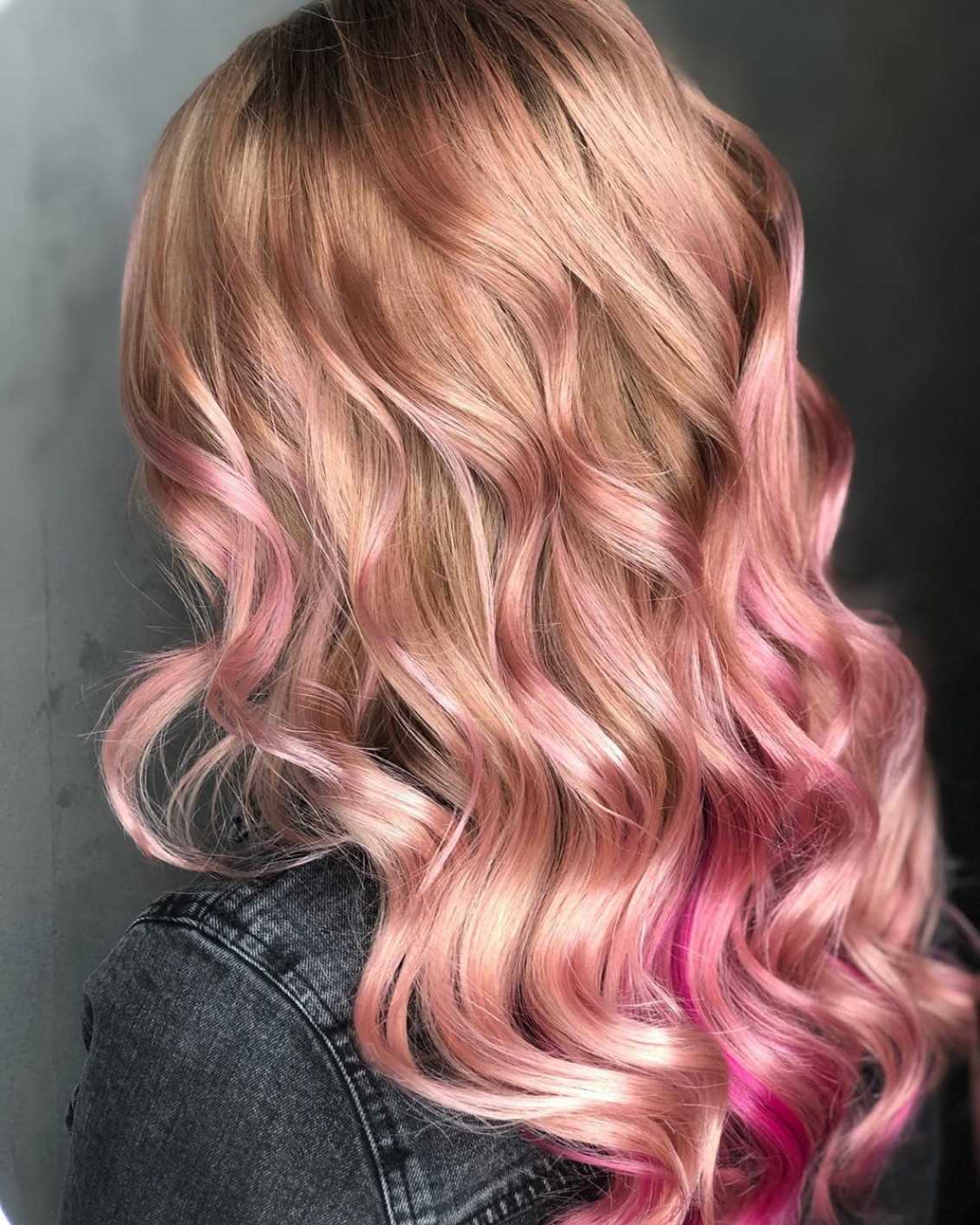 Русый розовый цвет волос. Розовое мелирование. Розовое мелирование на русые волосы. Русые волосы с розовым оттенком. Розовое мелирование на русые.