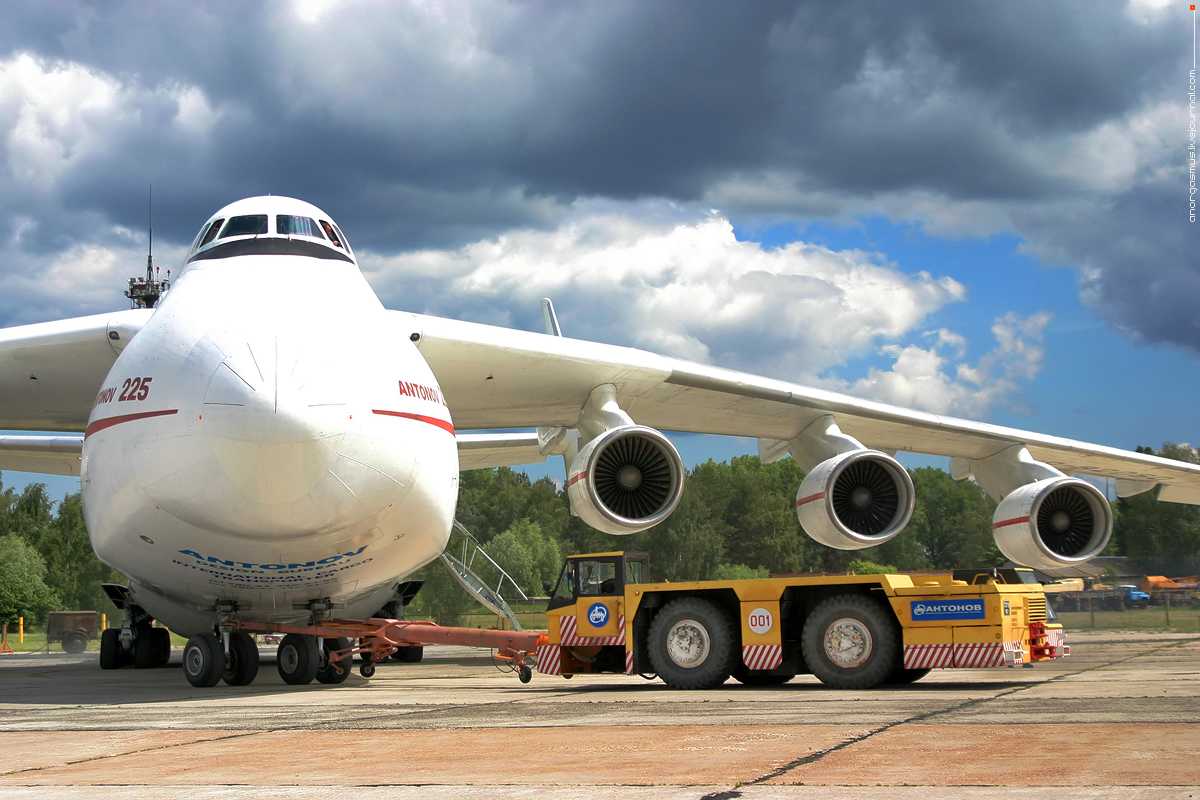 Первый грузовой самолет. АН-225 Мрия. Самый большой самолет. Самый большой касмалет. Гигантские самолеты.