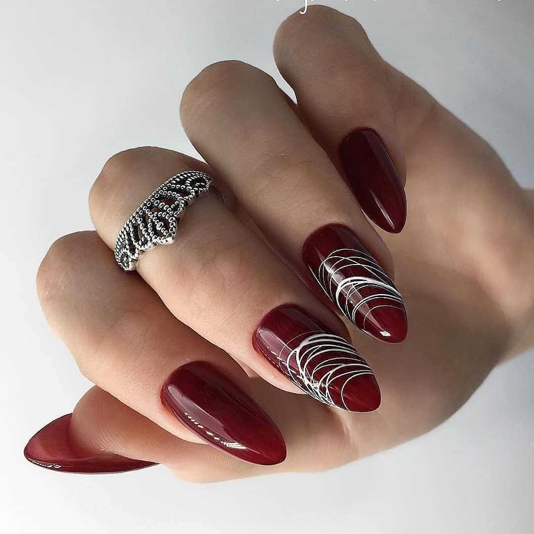 Красный дизайн ногтей 2021-2022: фото модного и стильного маникюра