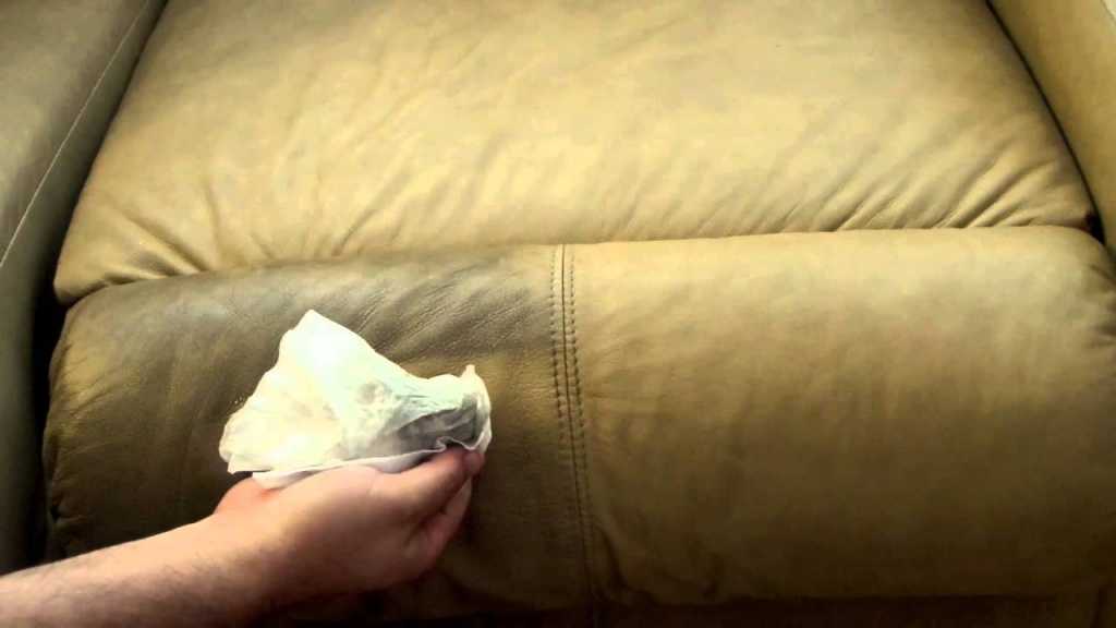 Как почистить велюровый диван в домашних условиях народными средствами