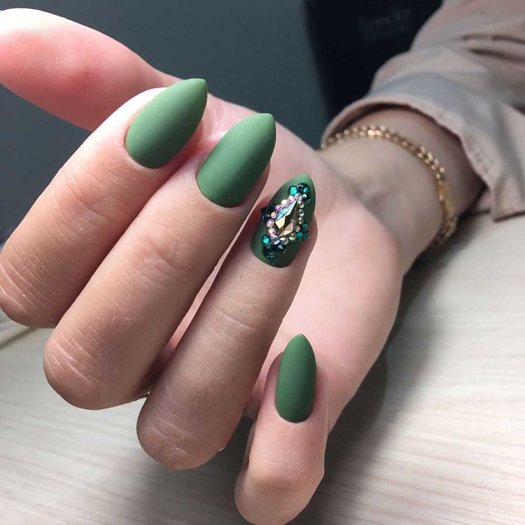 Зеленый маникюр 2021: фото новинки с лучшим дизайном ногтей