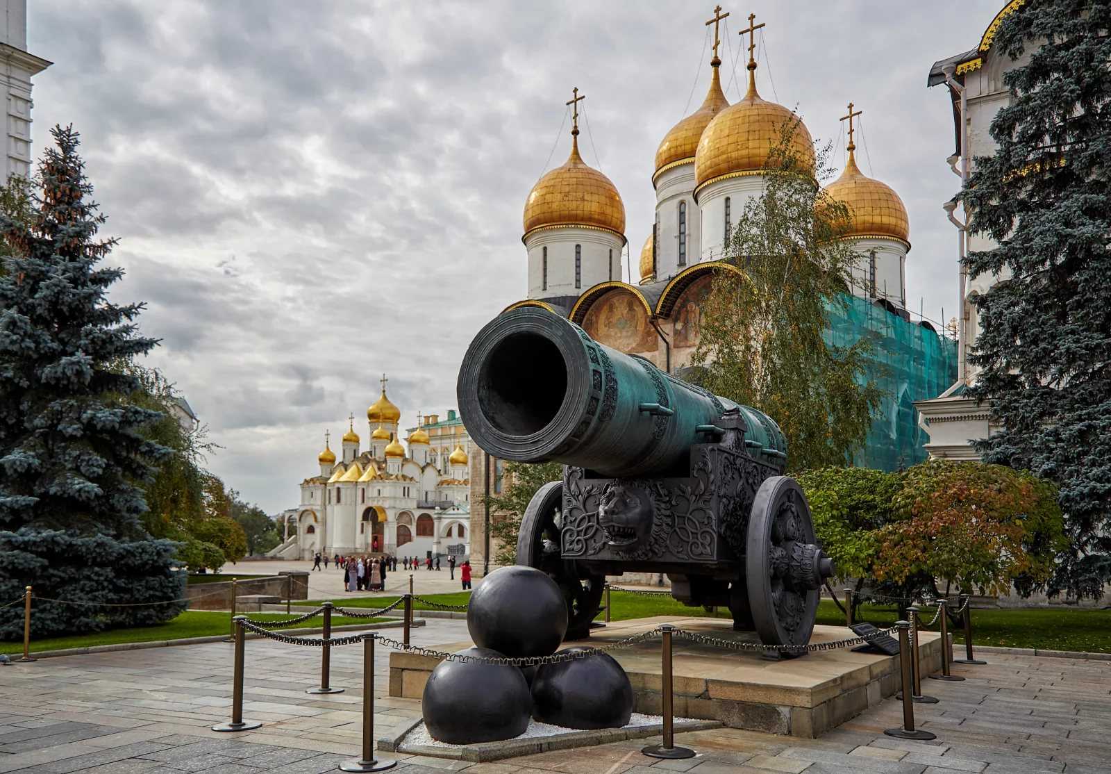 Соборная площадь Кремля царь пушка