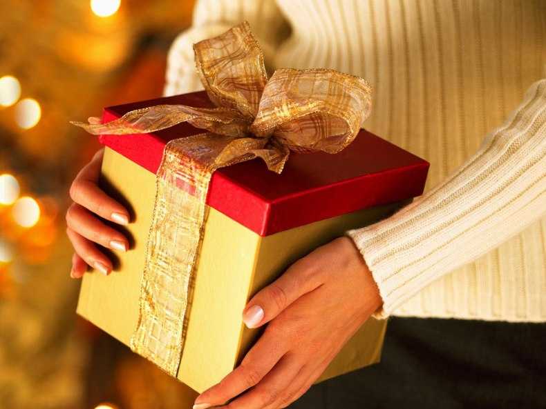 Что подарить девушке на день рождения: 50+ лучших идей подарков