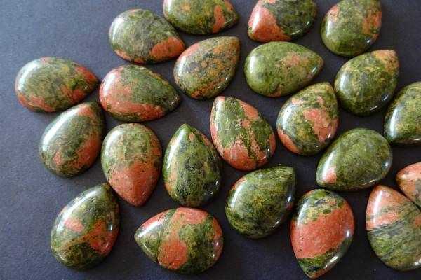 Кровавая яшма — свойства и использование камня