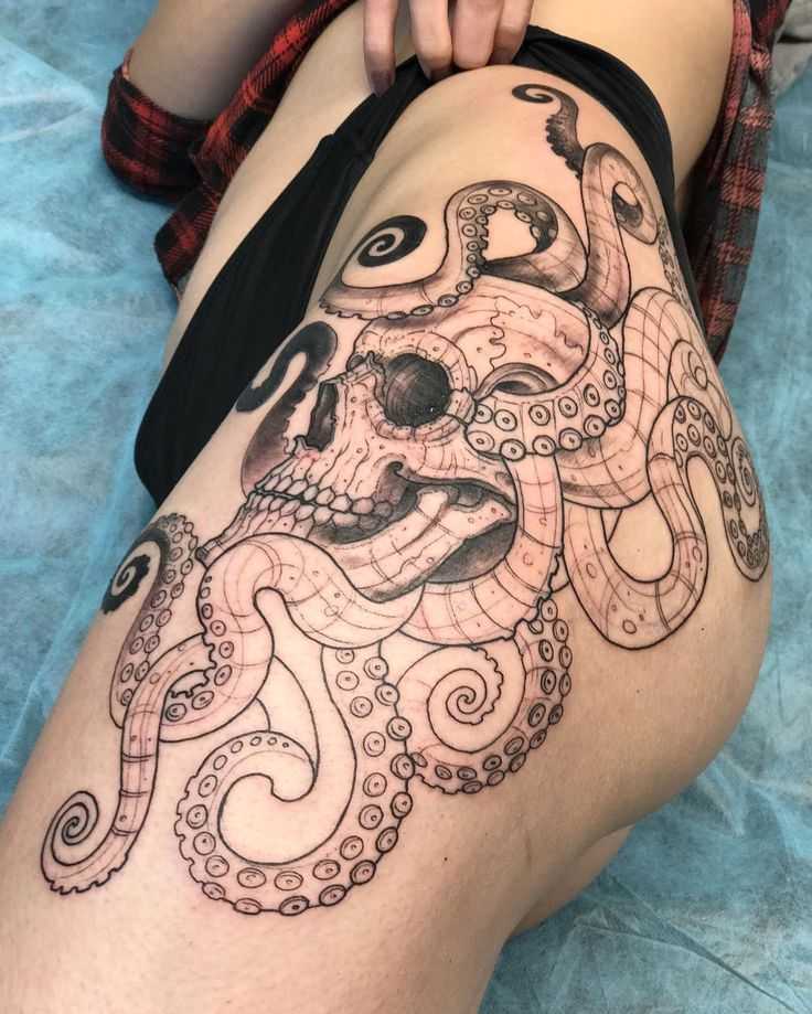 Татуировка на бедрах у девушки - осьминог