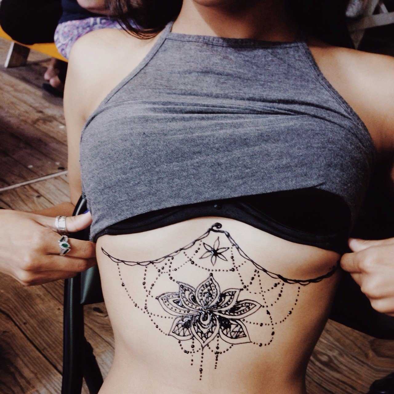 Женские Татуировки под грудью