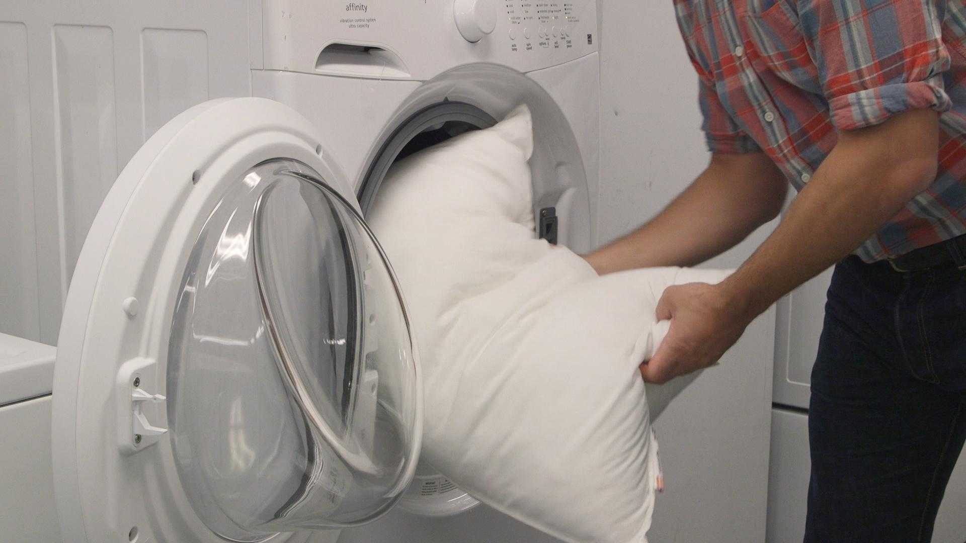 Как постирать подушку из синтепона: можно ли в стиральной машине-автомат, ручная стирка изделия с синтепоновым наполнителем