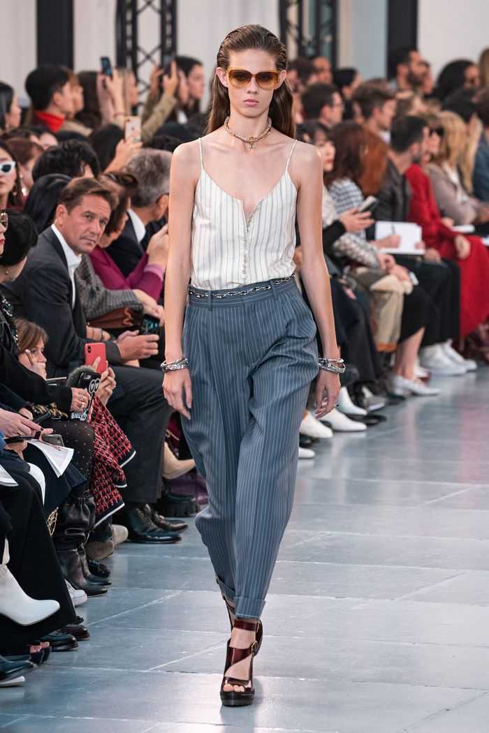 Модные брюки с лампасами 2018, тенденции, модели брюк, с чем носить штаны с лампасами фото