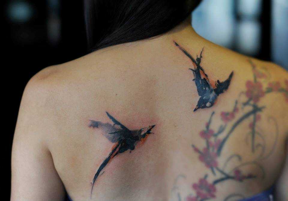 Красивые тату для девушек на спине: надписи, крылья, ангел, сакура, лотос. значения, эскизы + 120 фото