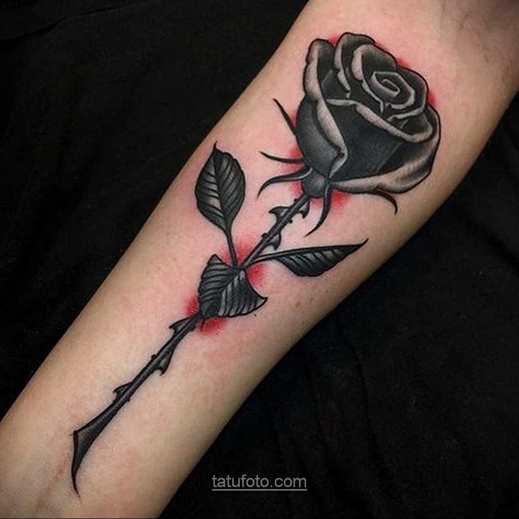 Тату черная роза на руке у мужчин