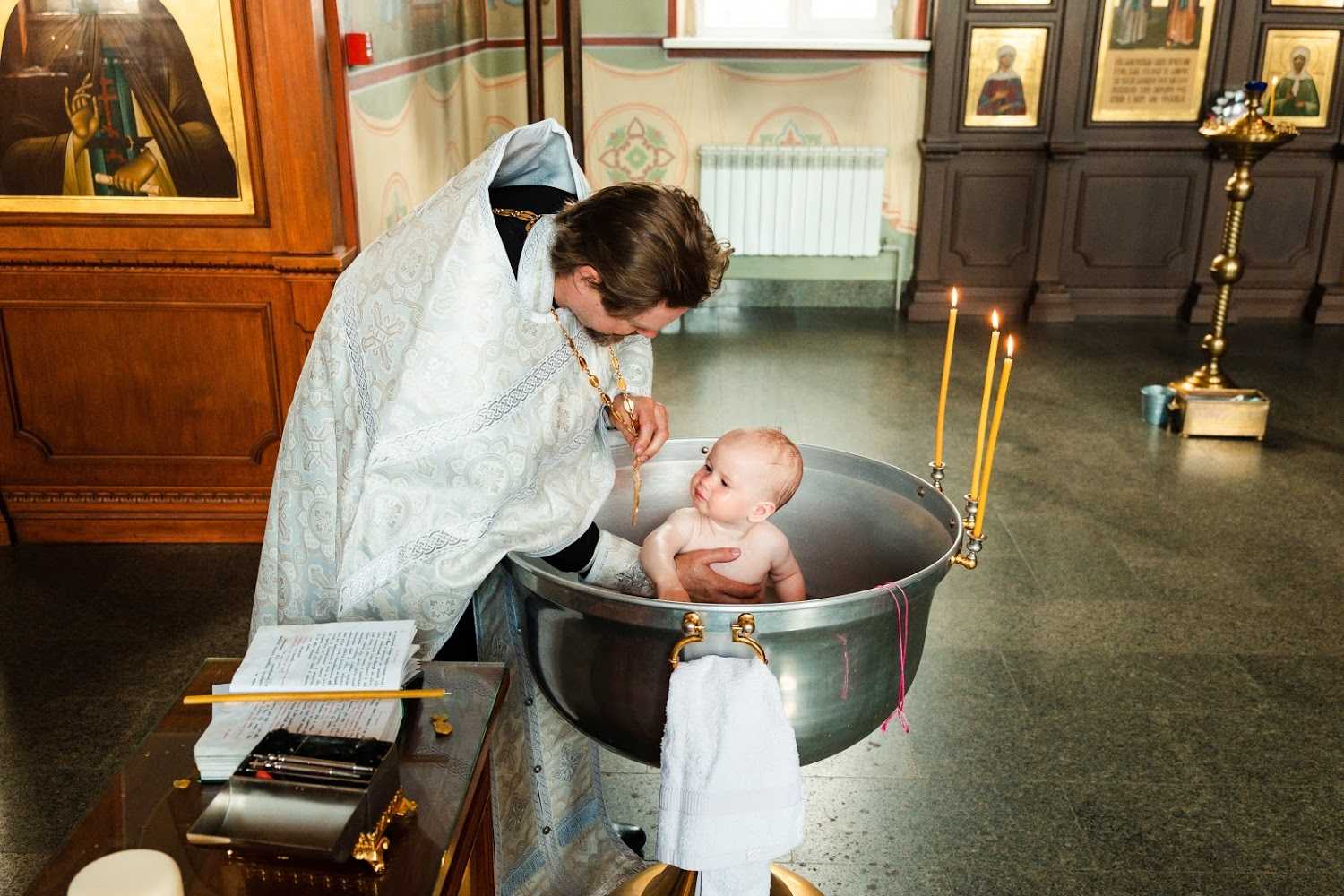 Что должны дарить и покупать на крещение ребенку крестный и крестная